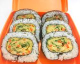 Foto langkah ke 3 dari resep Tamagoyaki Sushi Roll.