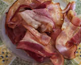 Foto del paso 1 de la receta: Hojaldre de queso, bacon y pasas de corinto