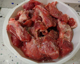 Foto del paso 3 de la receta: Carne en salsa con tomates asados, patatas y pimientos fritos