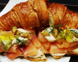 Foto del paso 3 de la receta: Croissant de Salmón ahumado, queso, nueces y pepinillos 🔥🔥🔥