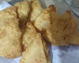 A picture of step 5 of Aloa ke smosa with red and Chana chutney.
