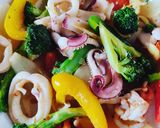 A picture of step 3 of Stir-Fried Squid with Bell Peppers and Broccoli 🥦.