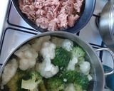 Keto Rakott karfiol brokkolival és sajttal recept fázis 1 fotója