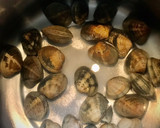 Foto del paso 1 de la receta: Arroz al azafrán con mejillones y almejas