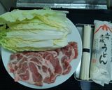 รูปขั้นตอนการทำที่ 1 ของ อุด้งนาเบะผักกาดขาวหมูสไลด์ (豚バラ白菜のうどん鍋)