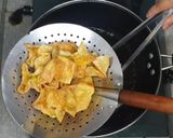 Foto langkah ke 3 dari resep Pangsit goreng untuk pelengkap bakso.