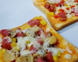 Foto langkah ke 8 dari resep Pizza Roti Tawar Topping Sosis Jamur.
