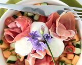 Une image de l'étape 2 de Salade d'été au melon, jambon et mozzarella.