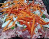 Foto del paso 4 de la receta: Bifes "acriollados" al horno con papas españolas