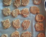A picture of step 4 of Easy peanut butter cookies.