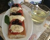 Foto del paso 4 de la receta: Crostini Caprese al ajo con aceitunas negras