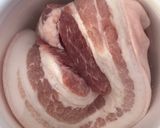 รูปขั้นตอนการทำที่ 2 ของ ผัดพริกแกงหมูสามชั้น
