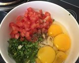 Hình bước làm 2 của món “Pizza“ trứng chiên nấm rơm, cà chua(-_-)