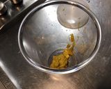 Une image de l'étape 1 de Sauce salade sucrée salée à la moutarde américaine, melfor et huile de noix.