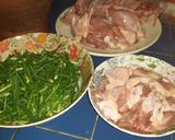 รูปขั้นตอนการทำที่ 1 ของ ผัดเนื้อไก่ใส่ดอกไม้กวาด