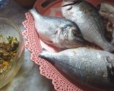 صورة لخطوة 2 من وصفة سمك مقلي مع سلطة مشكلة