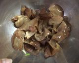 รูปขั้นตอนการทำที่ 3 ของ “ผัดขิงอกไก่”
