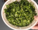 A picture of step 1 of Chicken hara masala.