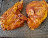 Foto del paso 2 de la receta: Muslos rostizados en freidora de aire