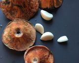 Foto del paso 1 de la receta: Rovellons y esclatasangs(Níscalos) al ajillo