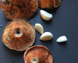 Foto del paso 1 de la receta: Rovellons y esclatasangs(Níscalos) al ajillo