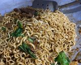 Foto langkah ke 4 dari resep Mie Goreng Bakso.