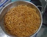 A picture of step 2 of Fried spaghatti.