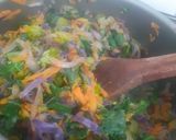 Foto del paso 2 de la receta: Tortilla de repollo morado, brócoli, espinaca, zanahoria y cebolla