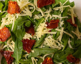 Foto del paso 2 de la receta: Ensalada de arúgula, tomates secos y queso