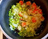 Foto del paso 1 de la receta: Guisito de arroz y almejas. #Mercado #CEBOLLA