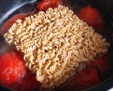 Hình bước làm 2 của món Mì Gói Mama Tôm Cà Chua & Ớt Sa Tế Siêu Cay 🌶