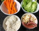 Hình bước làm 1 của món Sushi Cuộn Xúc Xích, Trứng và Cà Rốt