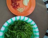 Foto langkah ke 1 dari resep Tumis kangkung #berburucelemekemas#resolusi2019.