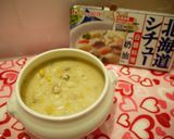 A picture of step 4 of [Hokkaido White Sauce Bake] Creamy Shrimp, Mushroom, Clam, Onion, Tuna, and Corn Puff Pastry Soup.
