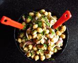 A picture of step 4 of Chickpeas and Coriander Salad.