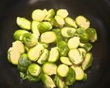 Foto langkah ke 1 dari resep Tumis Brussels Sprouts (Kubis Mini) dengan Bawang Putih dan Jahe.