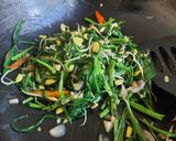 Foto langkah ke 3 dari resep Tumis Kangkung Kecambah.