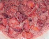 Hình bước làm 2 của món Dâu tây dầm sữa đặc 🍓