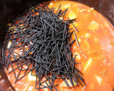 Foto del paso 9 de la receta: Cazuela de atún rojo fresco, con fideos negros y patatas