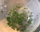Une image de l'étape 4 de Salade de pissenlit et endive rouge aux herbes fraîches.