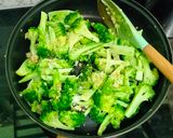 Foto langkah ke 5 dari resep Cah Brokoli Bawang Putih 🥦.
