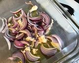 Une image de l'étape 2 de Filets de lingue bleue aux salicornes fraîches,citron confit et oignon rouge.