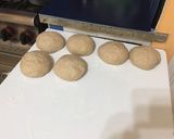 Foto del paso 4 de la receta: Bollo para pizza y pancitos saborizados con harina integral molienda fina