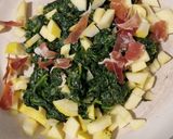 Foto del paso 1 de la receta Revuelto de espinacas- manzana, jamón, huevo, dátil con canela