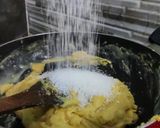 A picture of step 3 of Besan ka halwa.