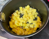 Foto del paso 1 de la receta: Salchichas frescas con patatas al vino