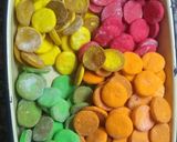 Foto del paso 5 de la receta: Mini alfajores de maicena con color