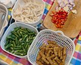 Foto langkah ke 1 dari resep Tumis Tempe, Kacang Panjang & Jamur.