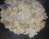 Foto del paso 1 de la receta: Arroz con cebolla y huevo, más arvejas