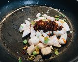 รูปขั้นตอนการทำที่ 5 ของ ไก่ผัดน้ำมันพริกเหล่ากันมา Laoganma